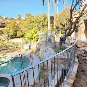 Curved Steel pool fence.

#steelfence #steelfabrication #poolfence #steelwindows #steeldoors