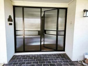 External steel entrance door.

#steeldoors #steelfabrication #steeldoorsandwindows